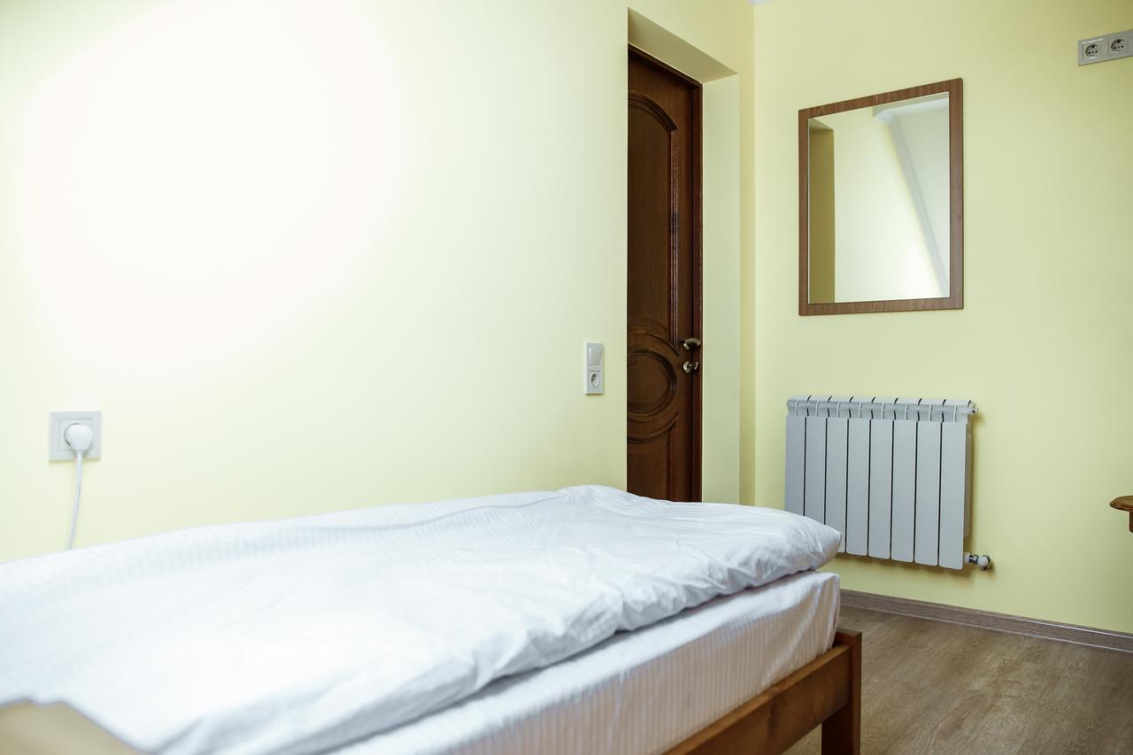 Sweet Home Hostel / Guest House Chernivtsi Exterior foto