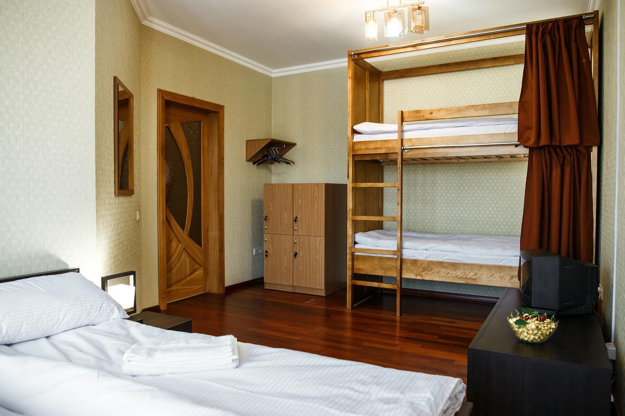 Sweet Home Hostel / Guest House Chernivtsi Exterior foto