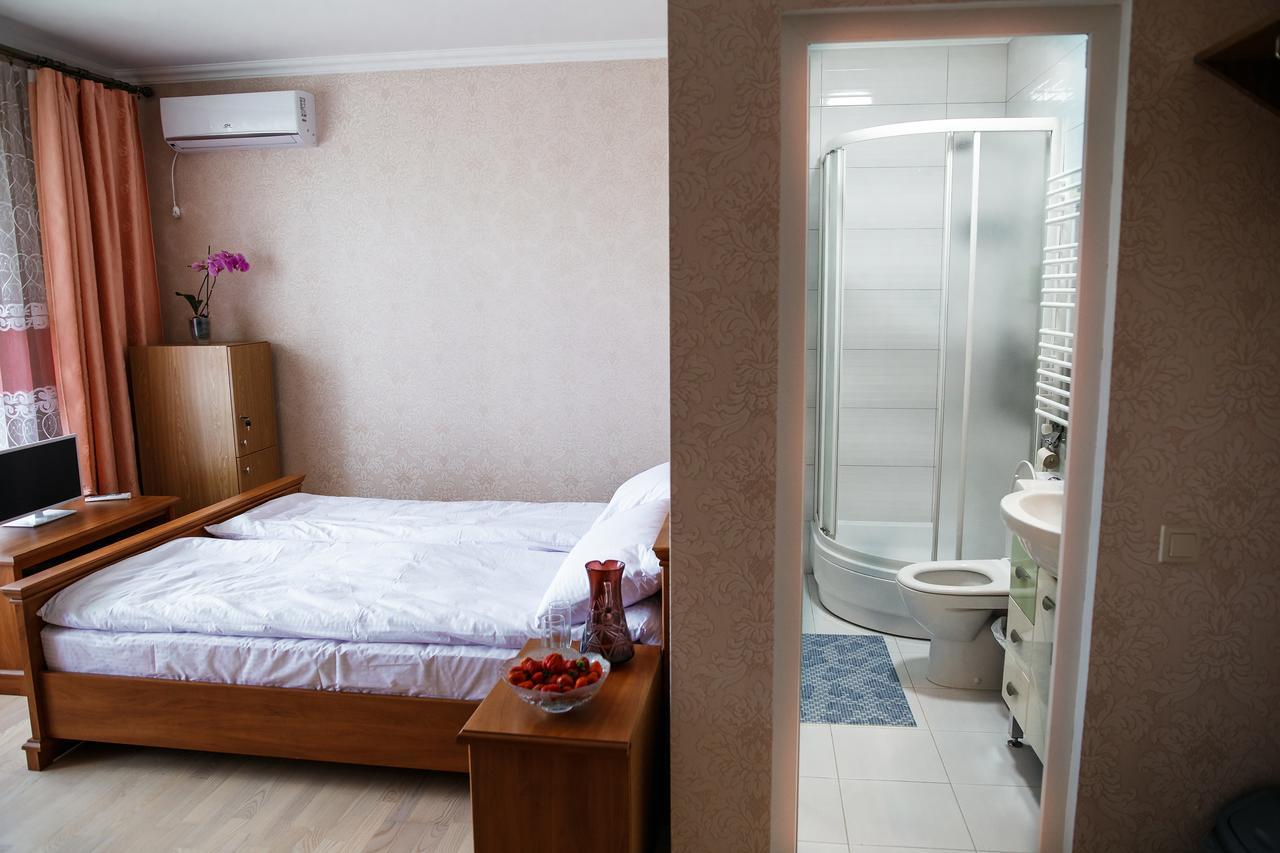 Sweet Home Hostel / Guest House Chernivtsi Exterior foto