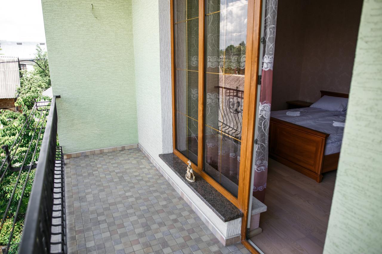 Sweet Home Hostel / Guest House Chernivtsi Exterior foto