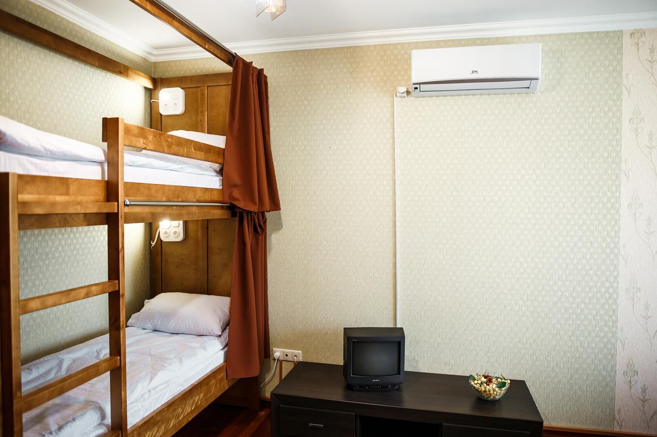 Sweet Home Hostel / Guest House Chernivtsi Exterior foto