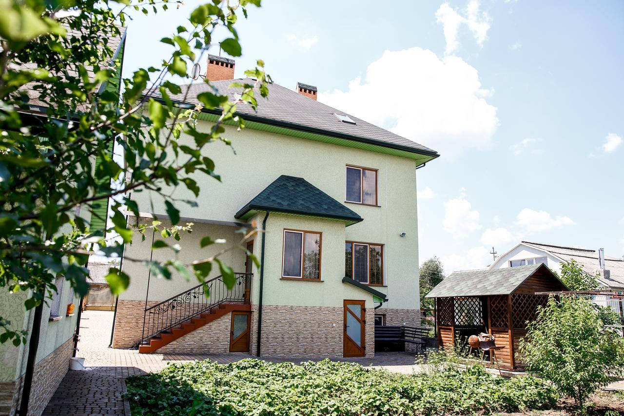 Sweet Home Hostel / Guest House Chernivtsi Exterior foto